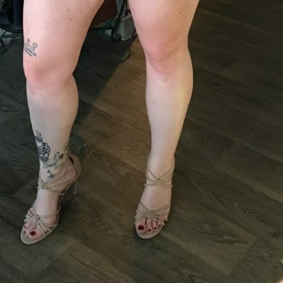 Tan strapy pumps - Picture 2 of 4